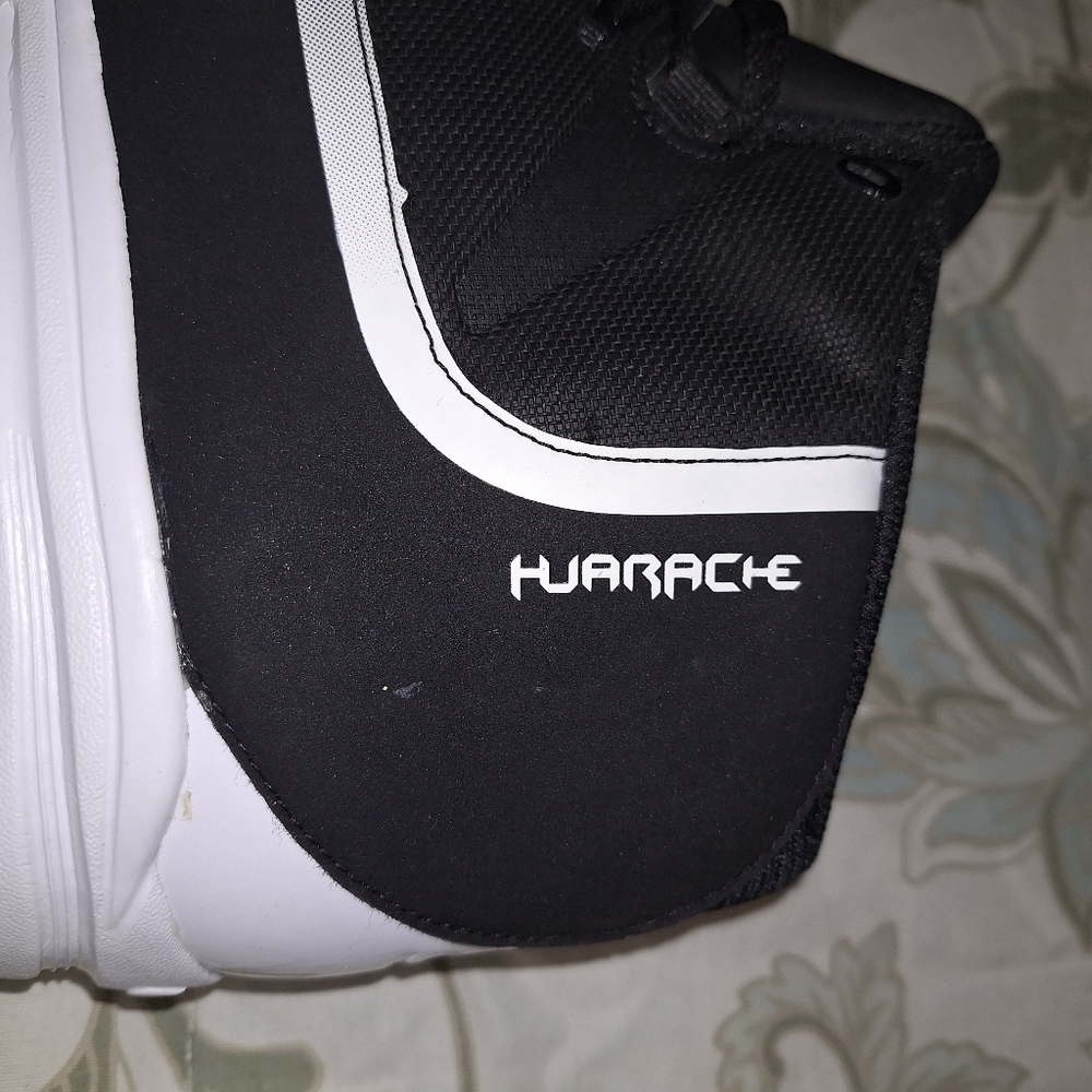 A pair of Nike Hurache baseball shoes. Like new condition. In a mens size 16. - Picture 9 of 11